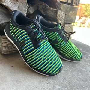 Nike Roshe Two FlyKnit Vibrant Striped Sneakers Sz-6.5. C